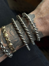 Load image into Gallery viewer, Heavy Twist Cuff