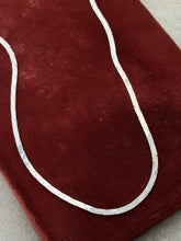 Load image into Gallery viewer, Vintage Sterling Silver Triangular Flat Chain
